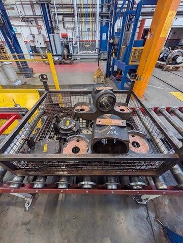 Waschladungsträger mit Radsatzteilen für den Transport durch die Anlage